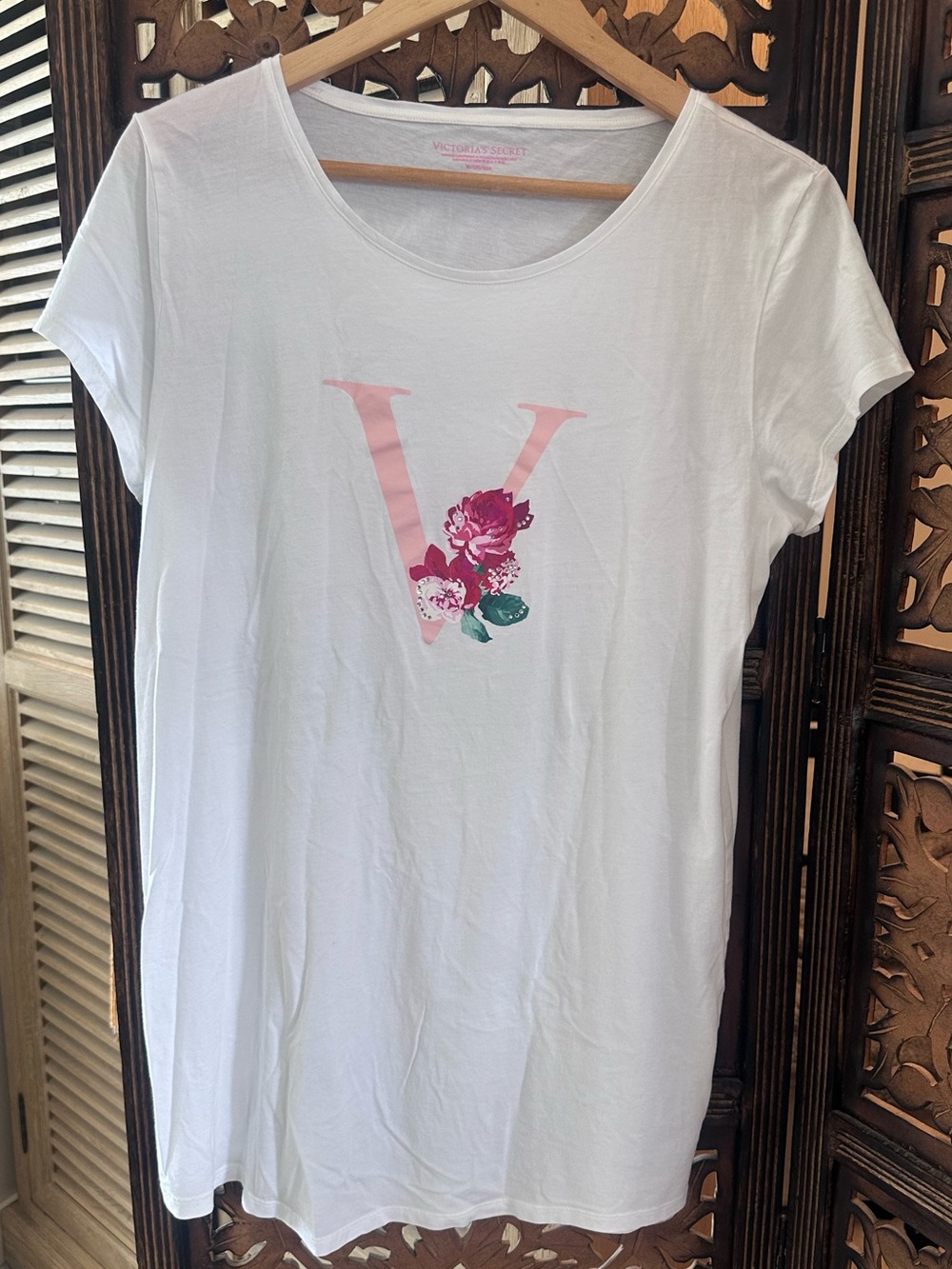 Victorias Secret White w/ Pink V & Rose Graphic Short Sleeved Pull On T Shirt.